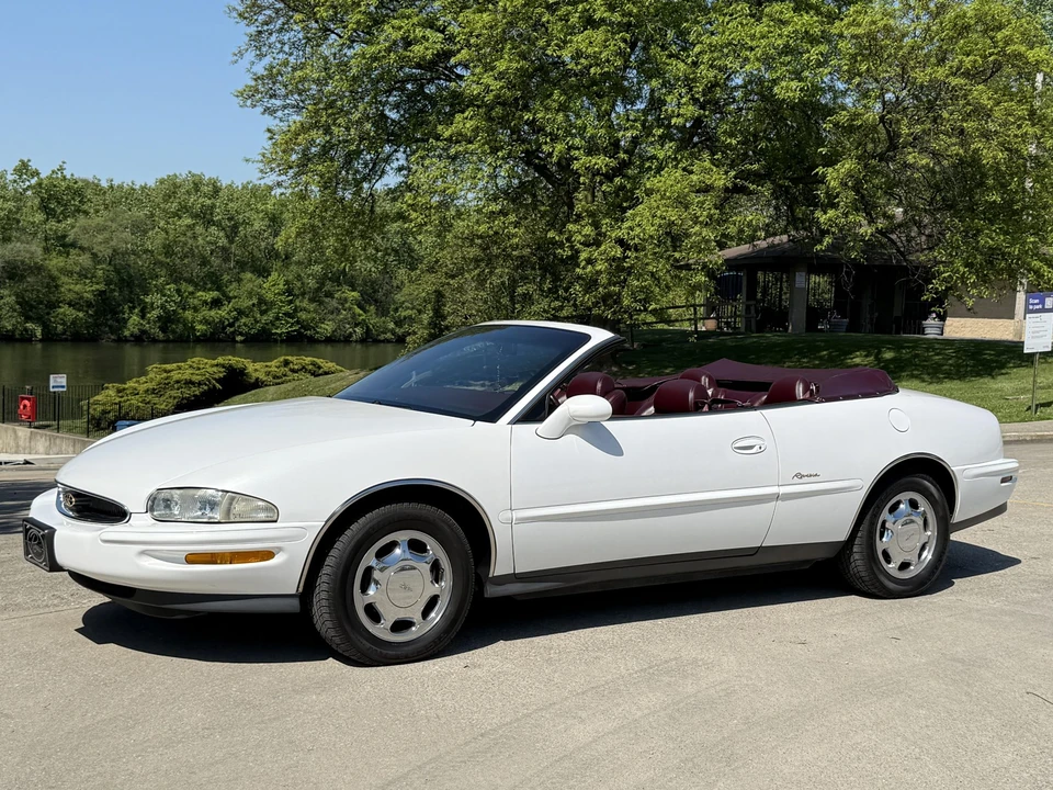 1996 Buick Riviera 8th Gen - Image 5 of 31