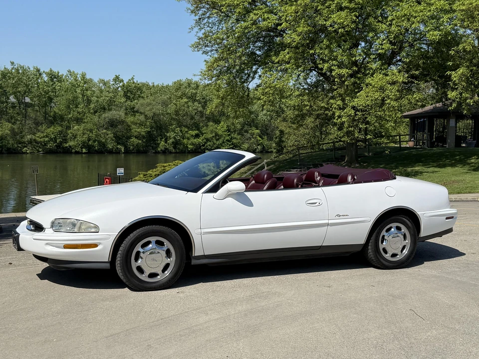 1996 Buick Riviera 8th Gen - Image 6 of 31