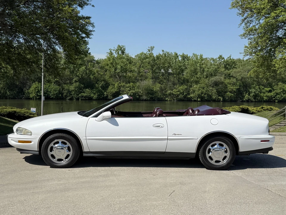 1996 Buick Riviera 8th Gen - Image 8 of 31