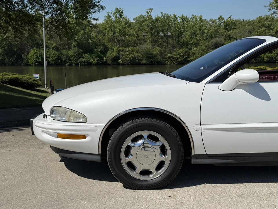 1996 Buick Riviera 8th Gen - Image 18 of 31