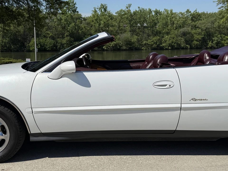 1996 Buick Riviera 8th Gen - Image 17 of 31