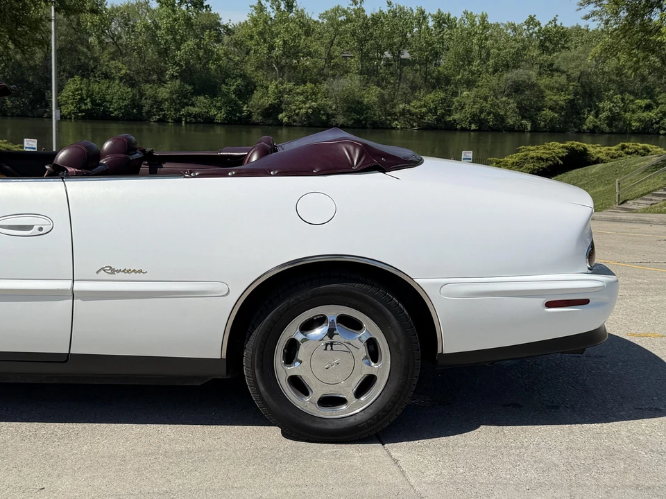 1996 Buick Riviera 8th Gen - Image 16 of 31