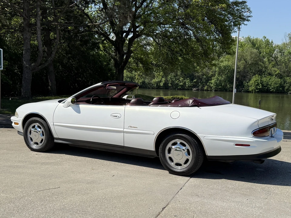 1996 Buick Riviera 8th Gen - Image 10 of 31