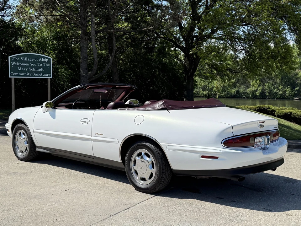1996 Buick Riviera 8th Gen - Image 9 of 31