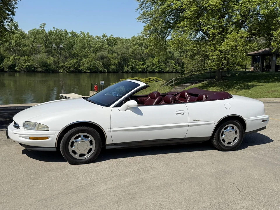 1996 Buick Riviera 8th Gen - Image 7 of 31