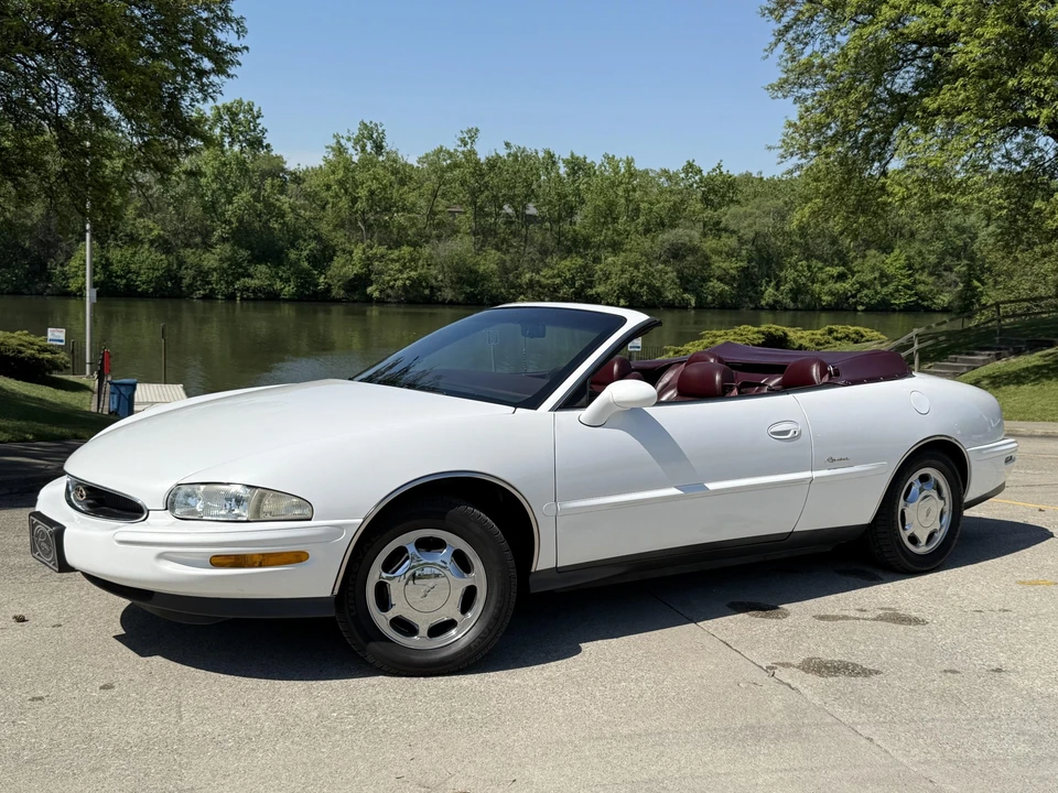 1996 Buick Riviera 8th Gen - Image 4 of 31