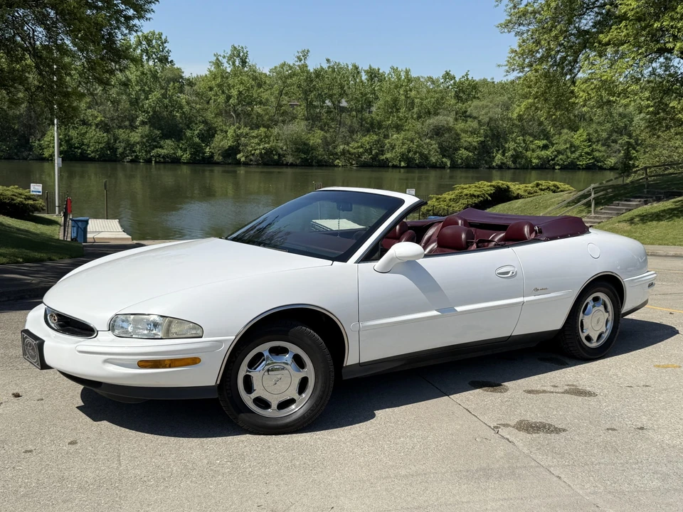 1996 Buick Riviera 8th Gen - Image 3 of 31