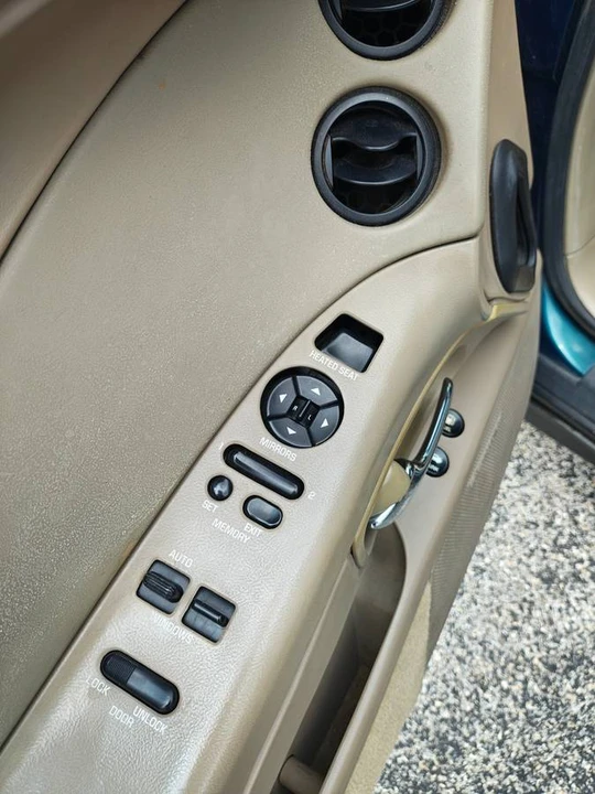 1996 Buick Riviera 8th Gen - Image 14 of 19