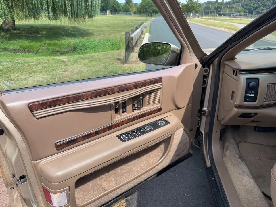 1996 Buick Roadmaster - Image 2 of 21