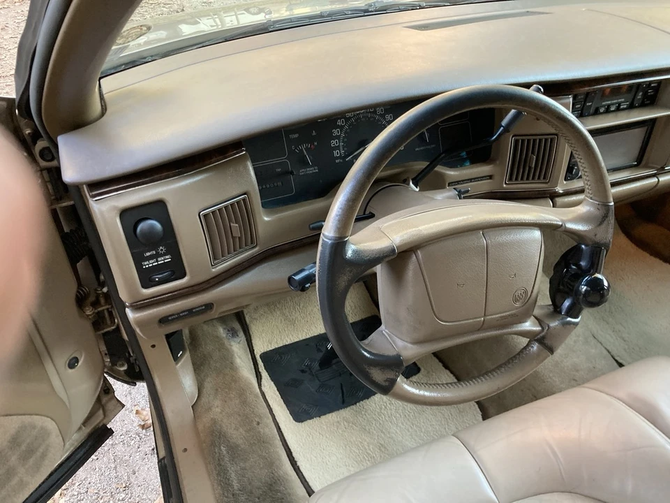 1996 Buick Roadmaster - Image 17 of 30