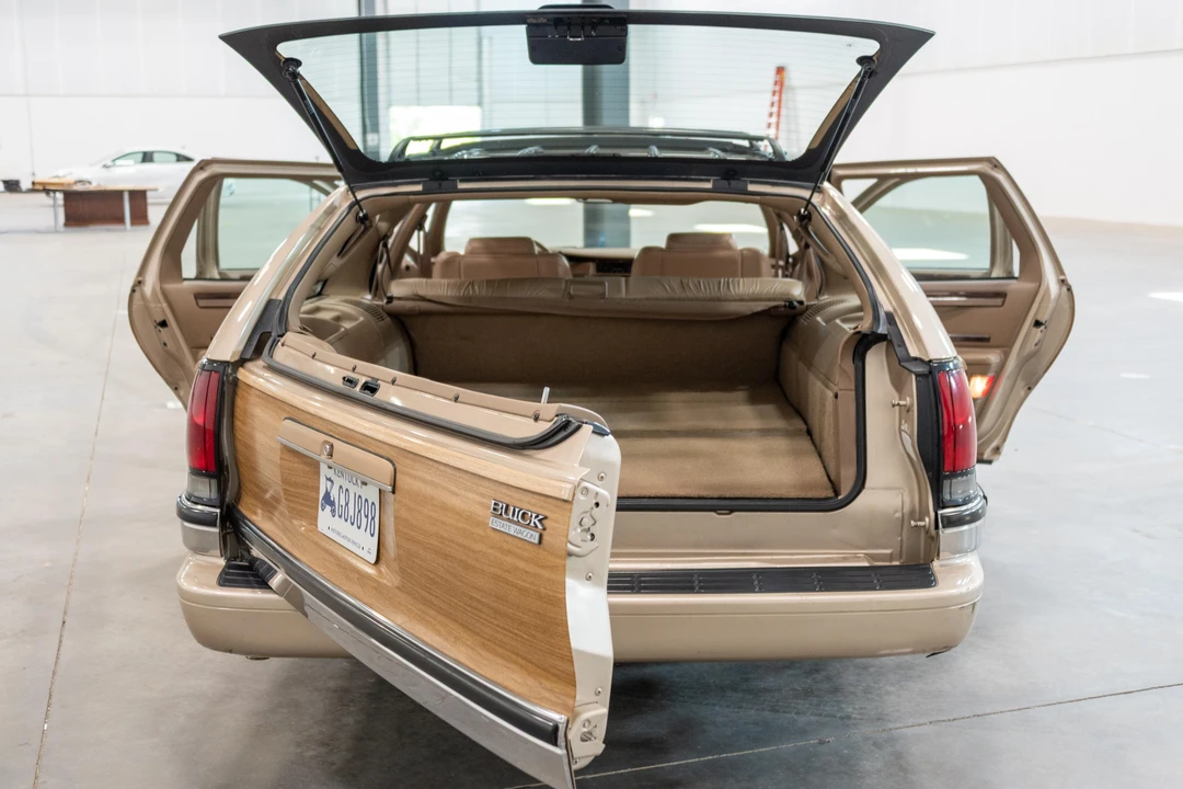1996 Buick Roadmaster - Image 5 of 31