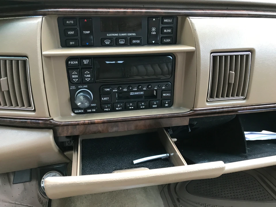 1996 Buick Roadmaster - Image 11 of 31