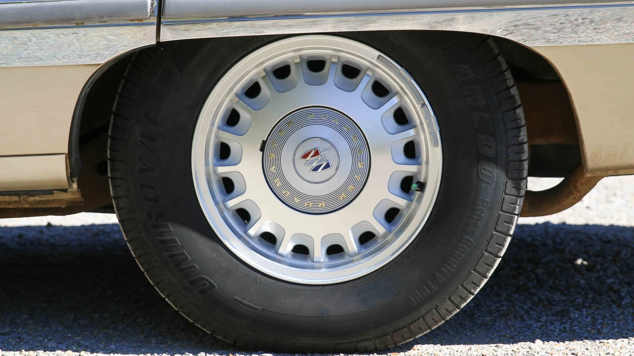 1996 Buick Roadmaster - Image 19 of 31