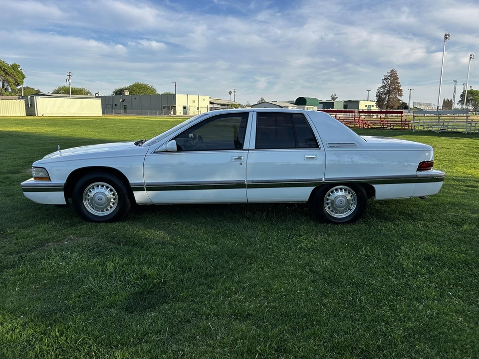 1996 Buick Roadmaster - Image 3 of 31