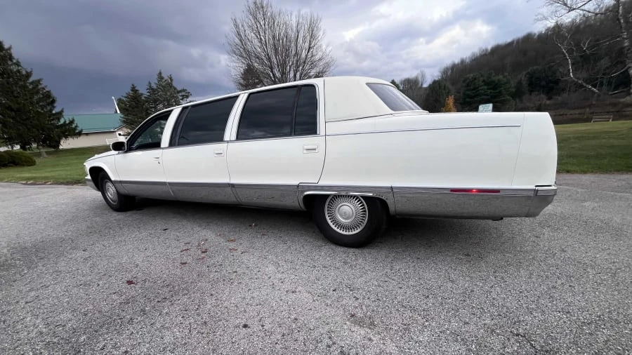 1996 Cadillac Brougham - Image 8 of 28