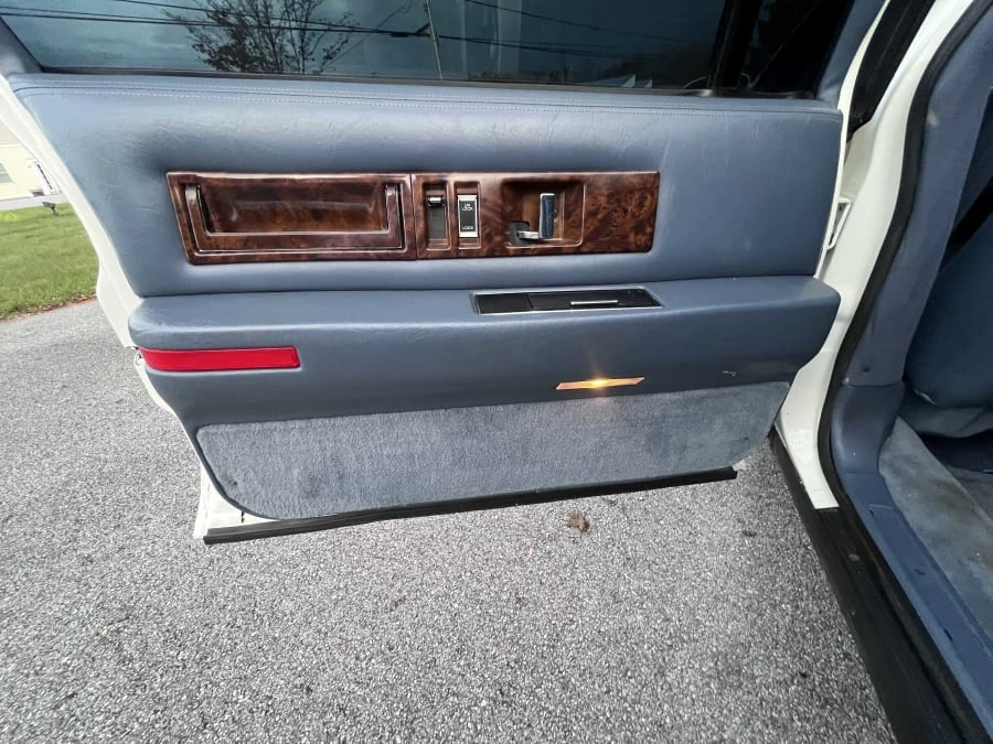 1996 Cadillac Brougham - Image 16 of 28