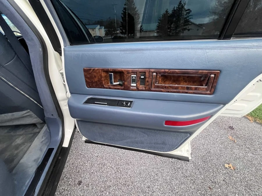 1996 Cadillac Brougham - Image 18 of 28
