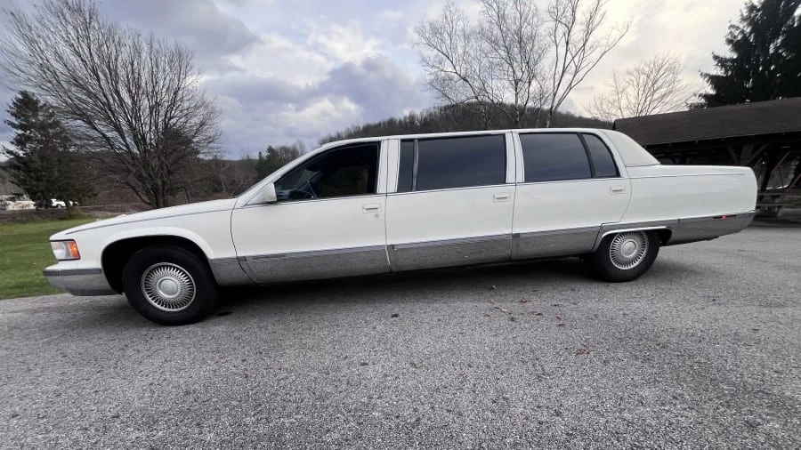1996 Cadillac Brougham - Image 10 of 28