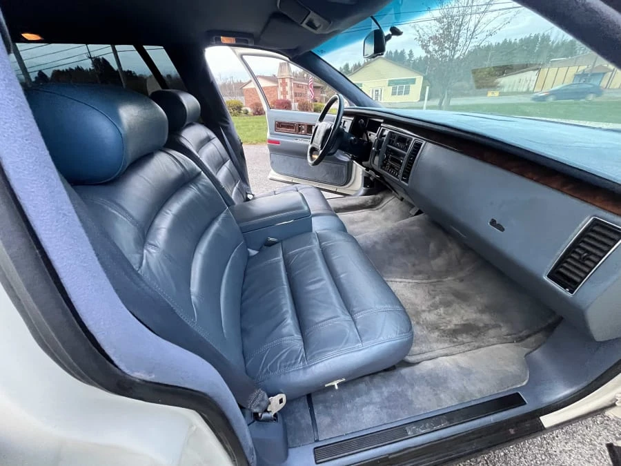 1996 Cadillac Brougham - Image 23 of 28