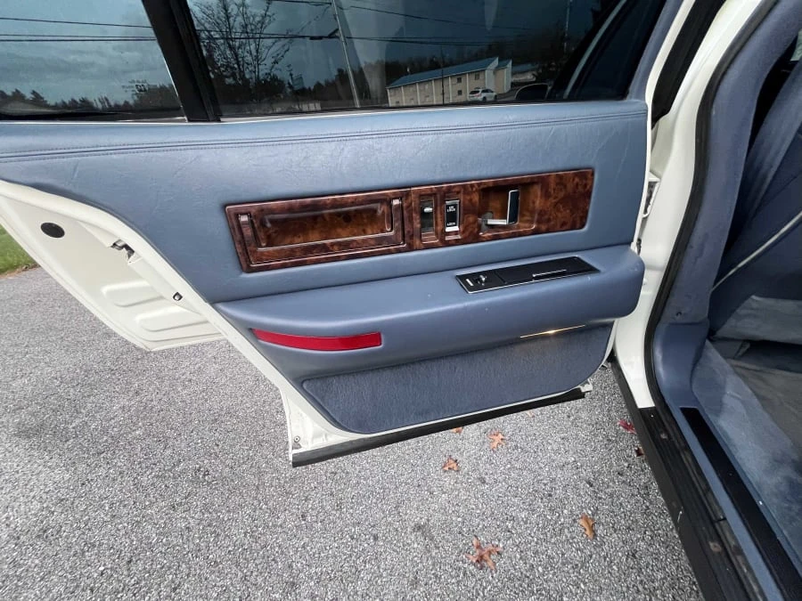 1996 Cadillac Brougham - Image 19 of 28