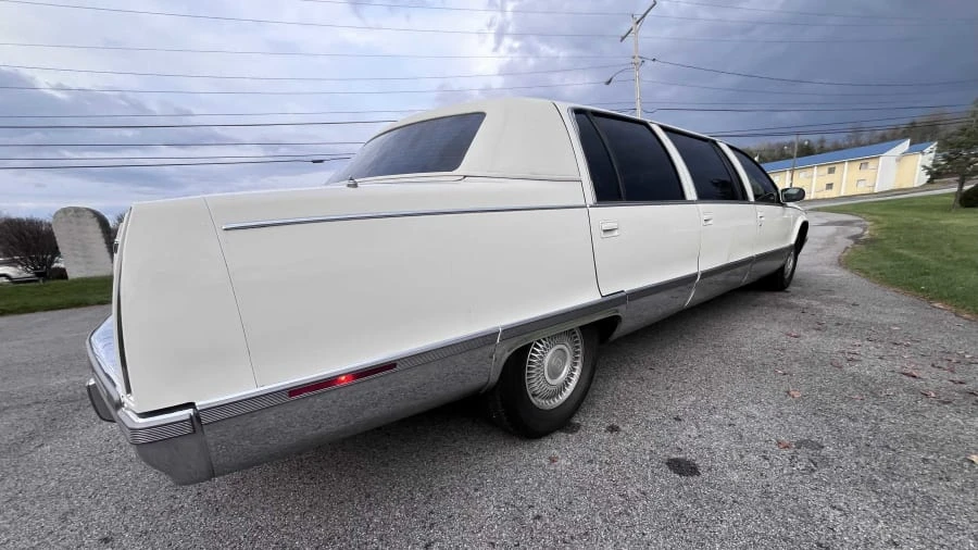 1996 Cadillac Brougham - Image 3 of 28