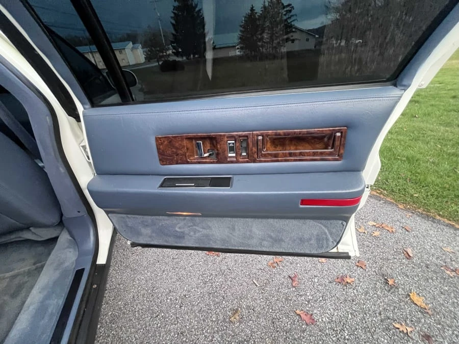 1996 Cadillac Brougham - Image 21 of 28