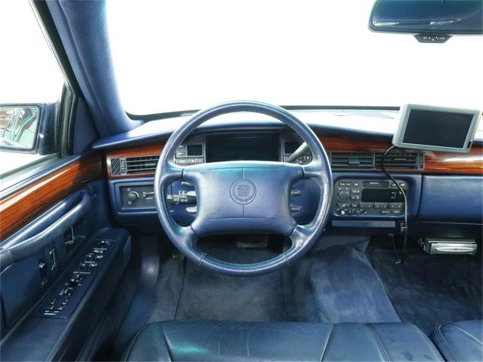 1996 Cadillac DeVille 7th Gen - Image 10 of 31