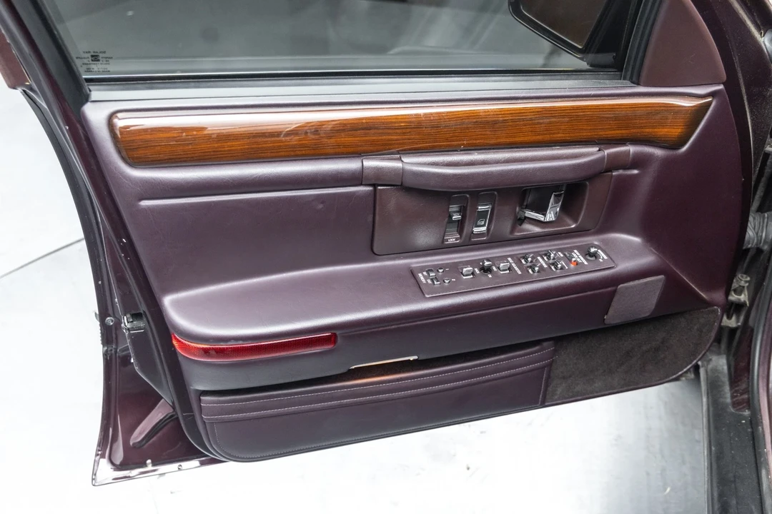 1996 Cadillac DeVille 8th Gen - Image 9 of 12