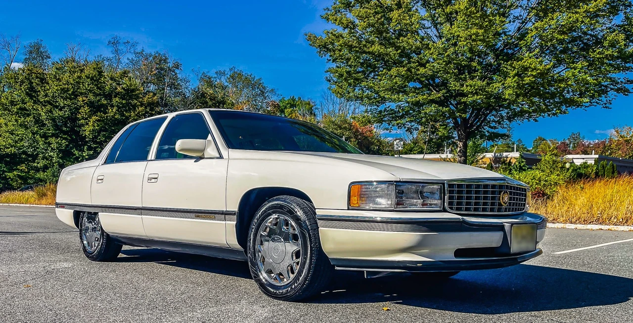 1996 Cadillac DeVille 8th Gen - Image 2 of 31