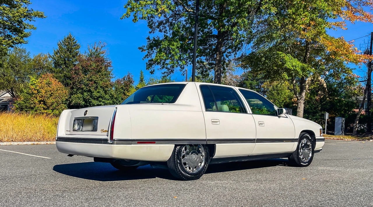 1996 Cadillac DeVille 8th Gen - Image 11 of 31