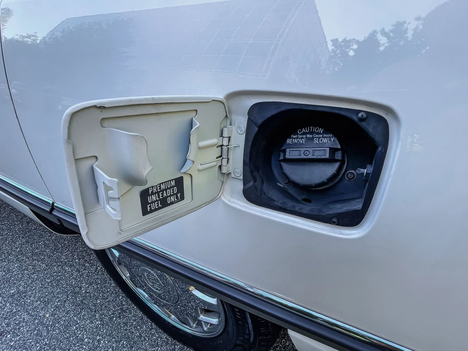 1996 Cadillac DeVille 8th Gen - Image 26 of 31
