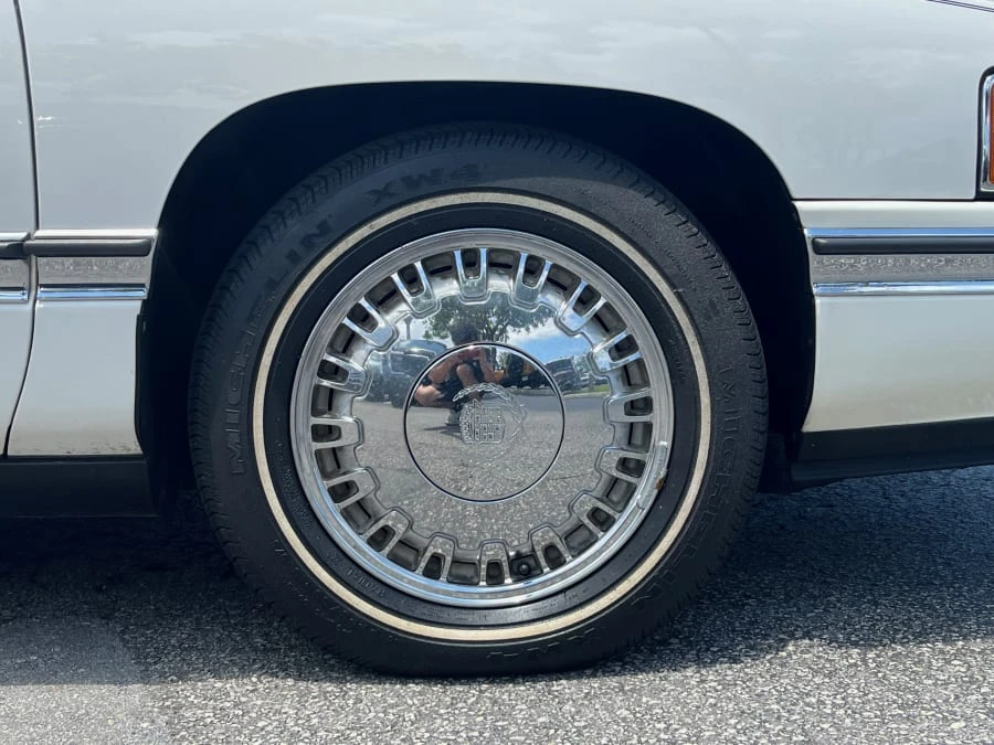 1996 Cadillac DeVille 7th Gen - Image 9 of 23