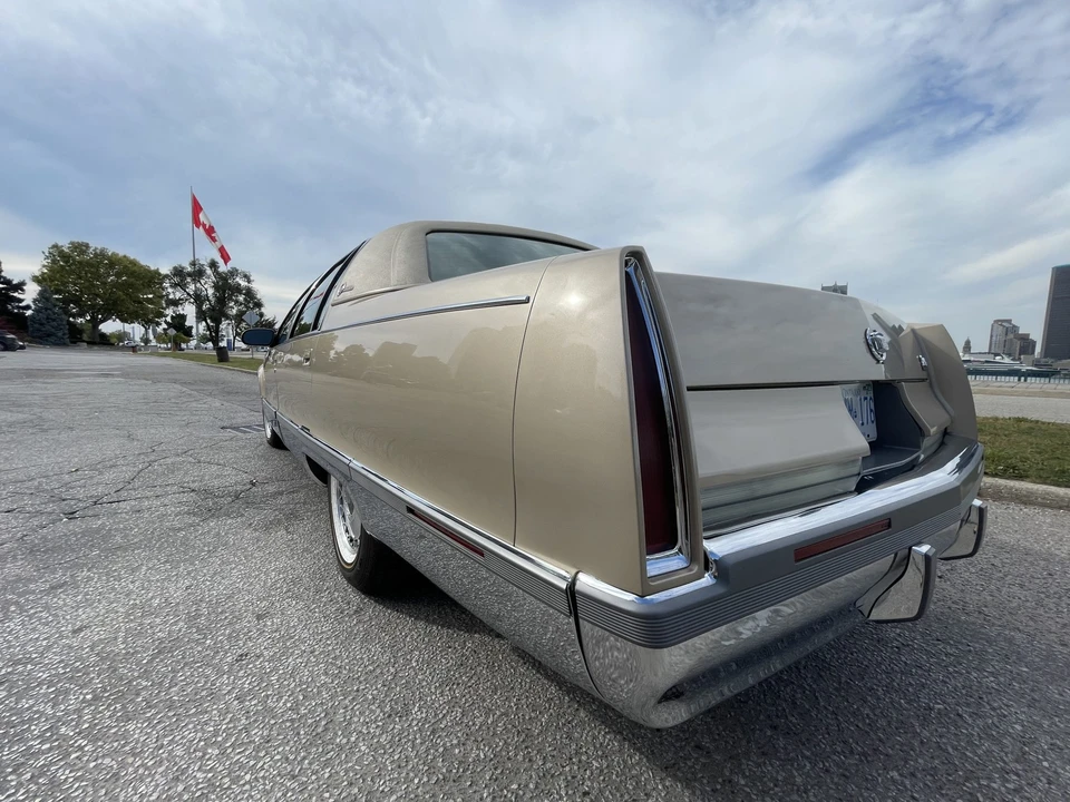 1996 Cadillac Fleetwood - Image 9 of 31