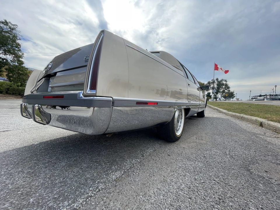 1996 Cadillac Fleetwood - Image 16 of 31