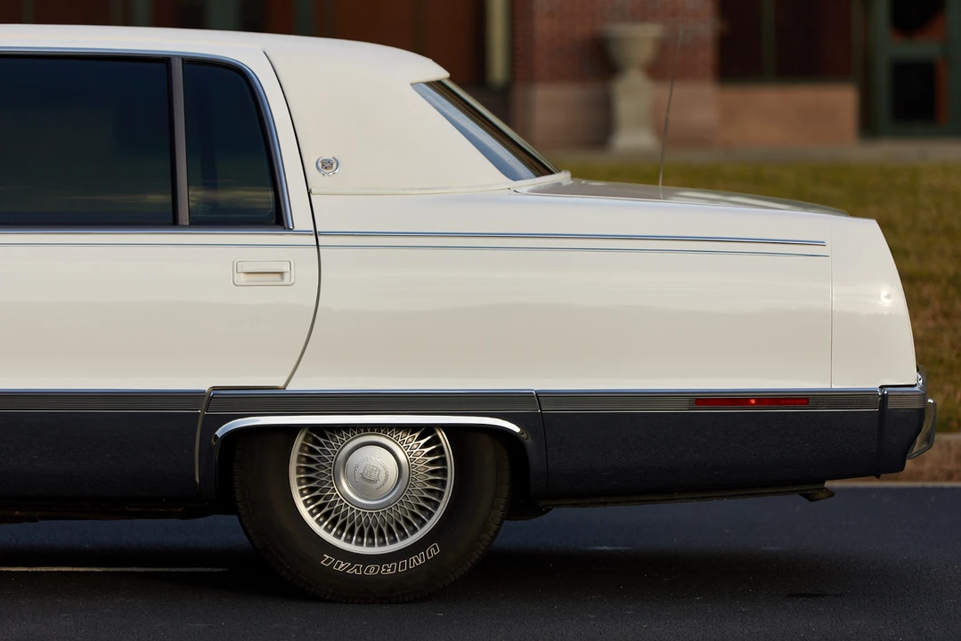 1996 Cadillac Fleetwood - Image 11 of 31