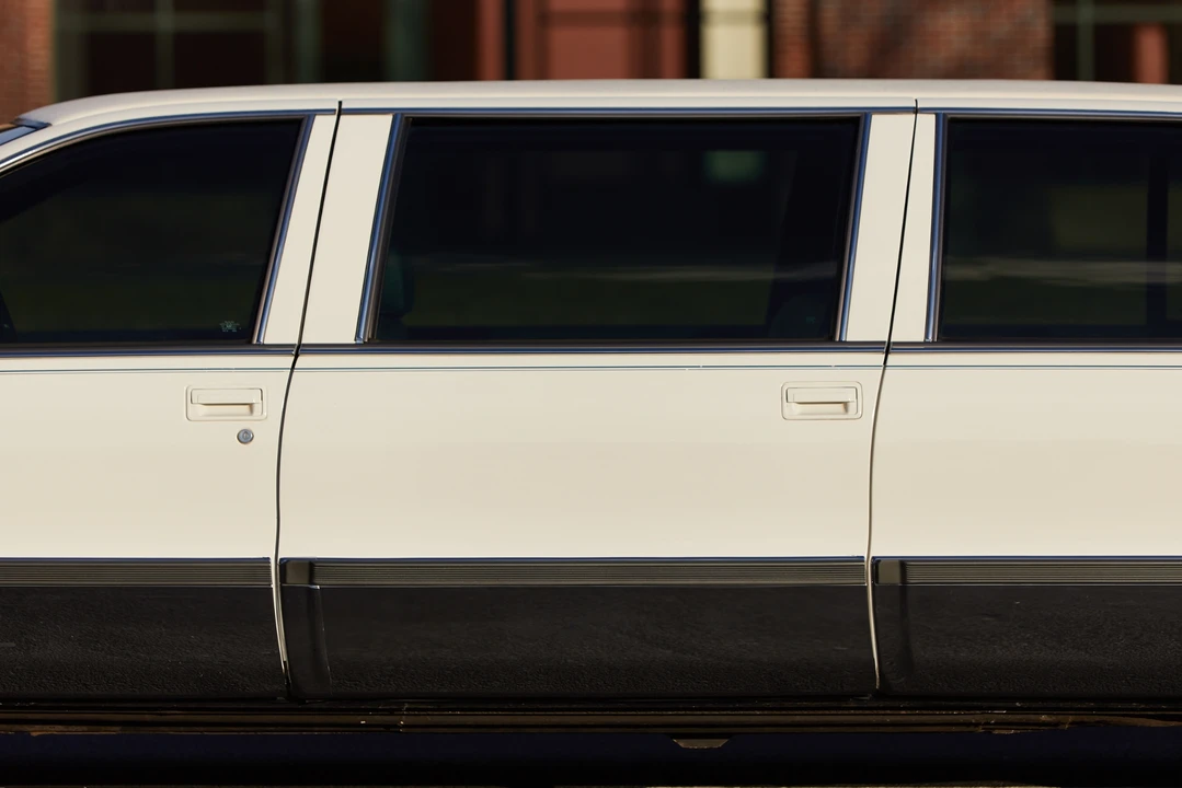 1996 Cadillac Fleetwood - Image 9 of 31