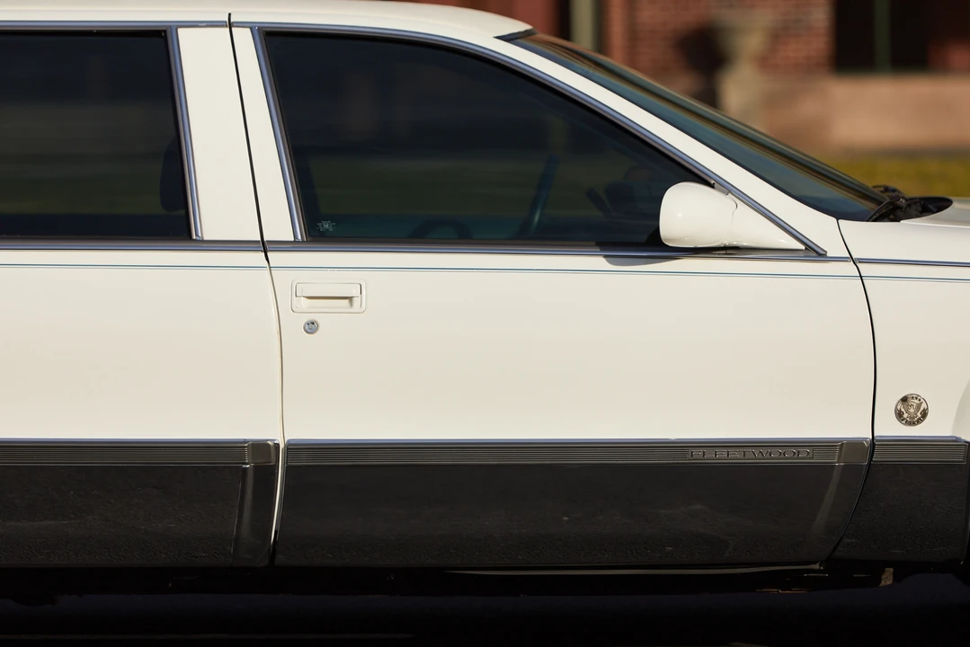 1996 Cadillac Fleetwood - Image 14 of 31