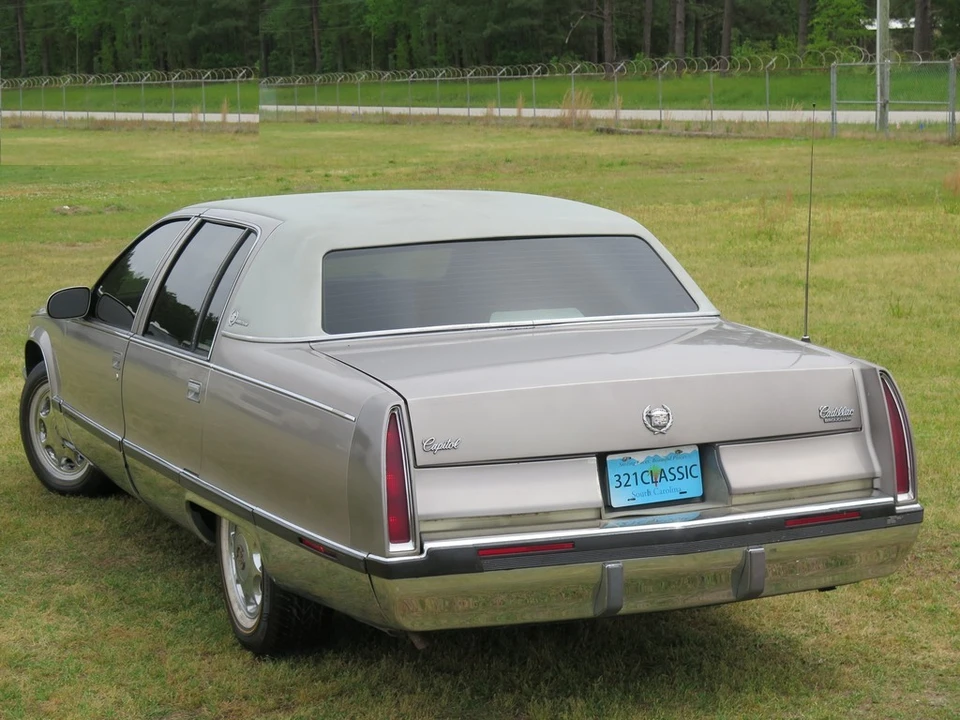 1996 Cadillac Fleetwood - Image 2 of 4