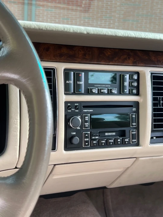 1996 Cadillac Fleetwood - Image 11 of 27