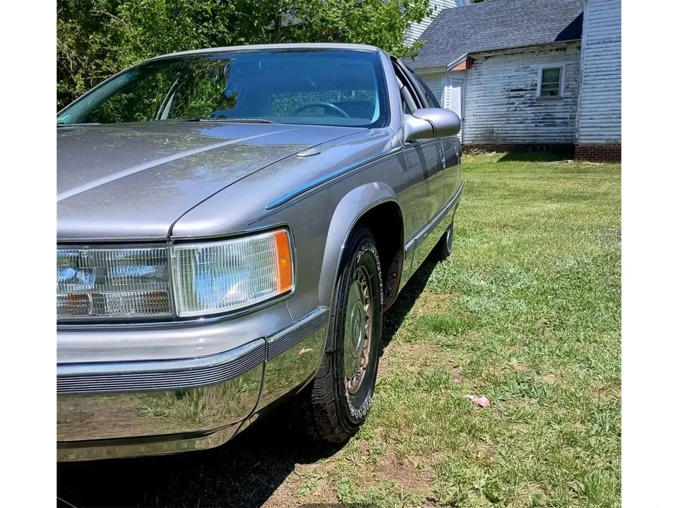 1996 Cadillac Fleetwood - Image 2 of 14