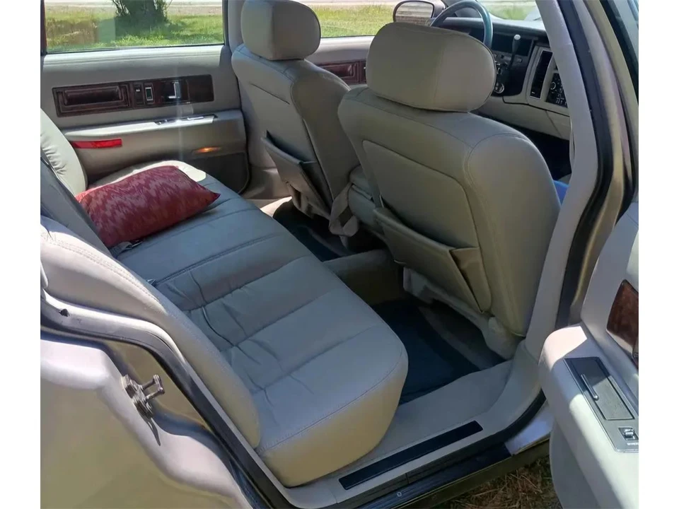 1996 Cadillac Fleetwood - Image 9 of 14