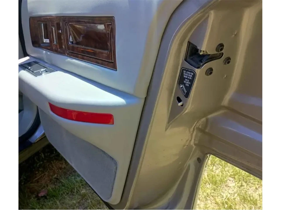1996 Cadillac Fleetwood - Image 10 of 14