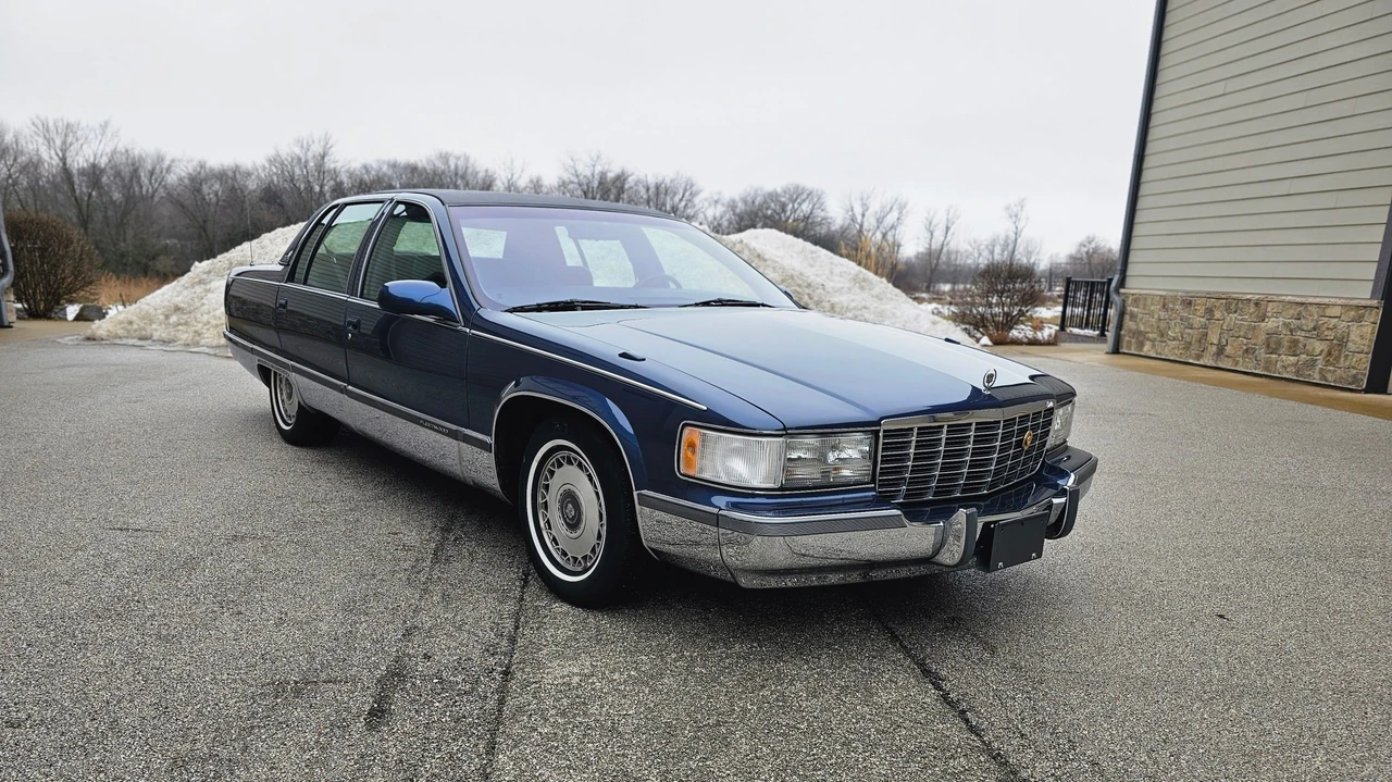 1996 Cadillac Fleetwood - Image 2 of 31