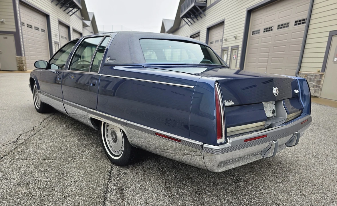 1996 Cadillac Fleetwood - Image 8 of 31