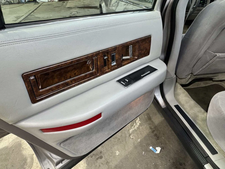 1996 Cadillac Fleetwood - Image 25 of 31