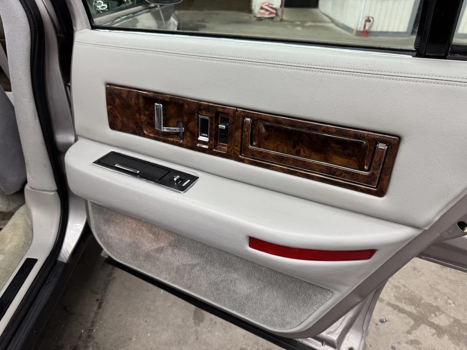 1996 Cadillac Fleetwood - Image 27 of 31
