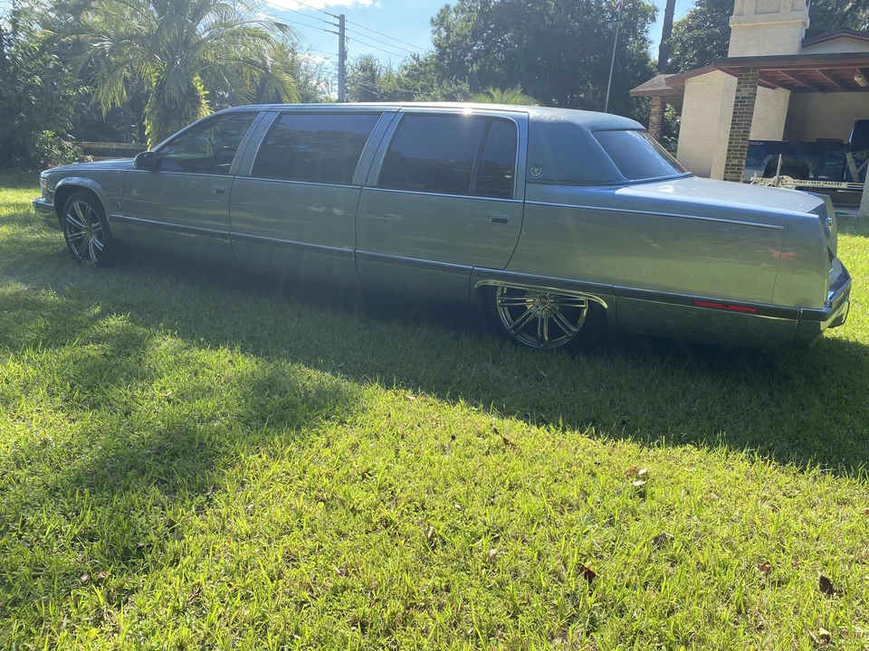 1996 Cadillac Fleetwood - Image 9 of 31