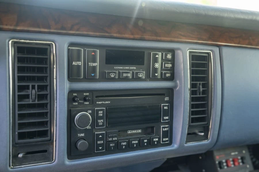 1996 Cadillac Fleetwood - Image 13 of 31