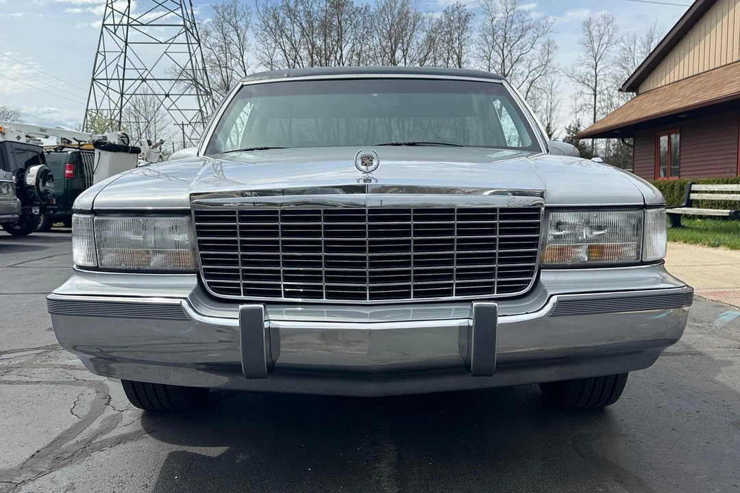 1996 Cadillac Fleetwood - Image 2 of 31