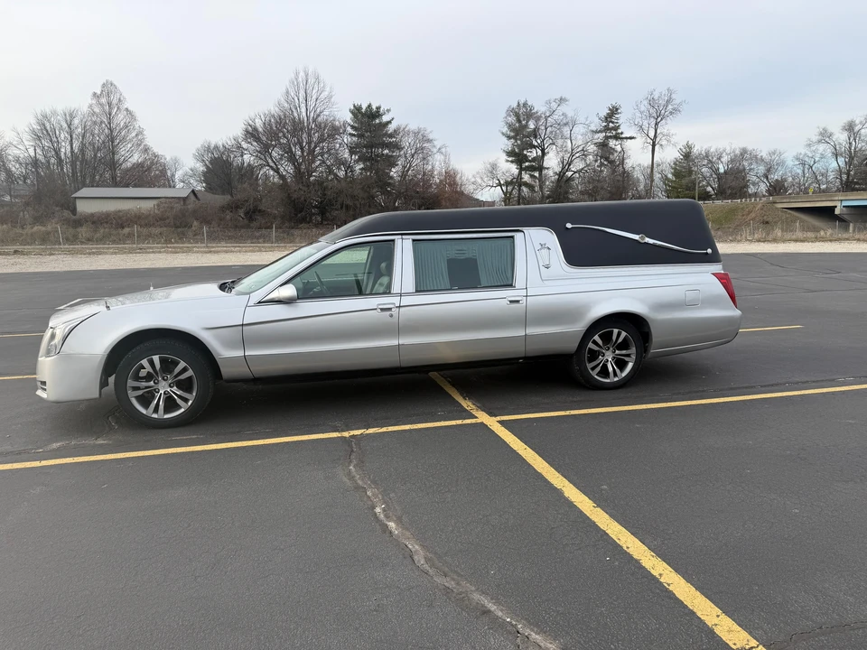 1996 Cadillac Fleetwood - Image 14 of 31